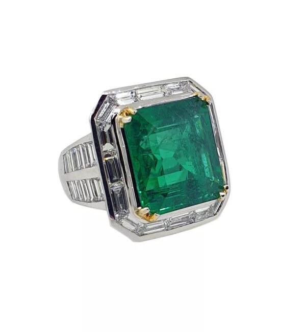 Important ANDREOLI High Jewellery 15 Ct. AAA Grade Emerald and Diamond Halo Ring