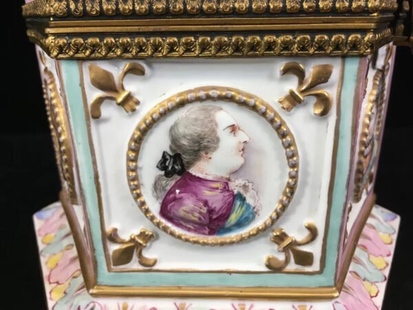 RARE SIGNED NEOPOLITAN CAPODIMONTE ROYAL JEWELRY TRINKET BOX - CIRCA 1770