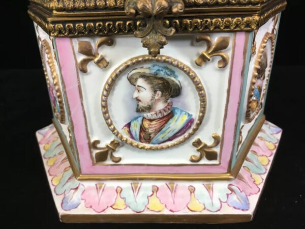 RARE SIGNED NEOPOLITAN CAPODIMONTE ROYAL JEWELRY TRINKET BOX - CIRCA 1770