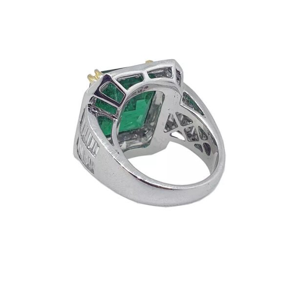 Important ANDREOLI High Jewellery 15 Ct. AAA Grade Emerald and Diamond Halo Ring