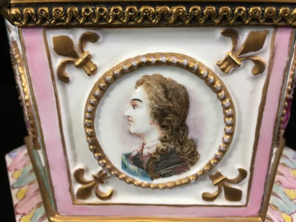 RARE SIGNED NEOPOLITAN CAPODIMONTE ROYAL JEWELRY TRINKET BOX - CIRCA 1770