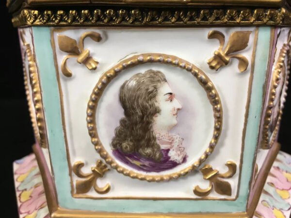 RARE SIGNED NEOPOLITAN CAPODIMONTE ROYAL JEWELRY TRINKET BOX - CIRCA 1770
