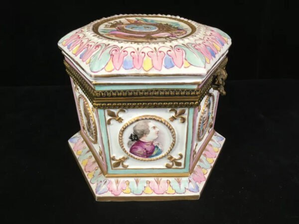 RARE SIGNED NEOPOLITAN CAPODIMONTE ROYAL JEWELRY TRINKET BOX - CIRCA 1770