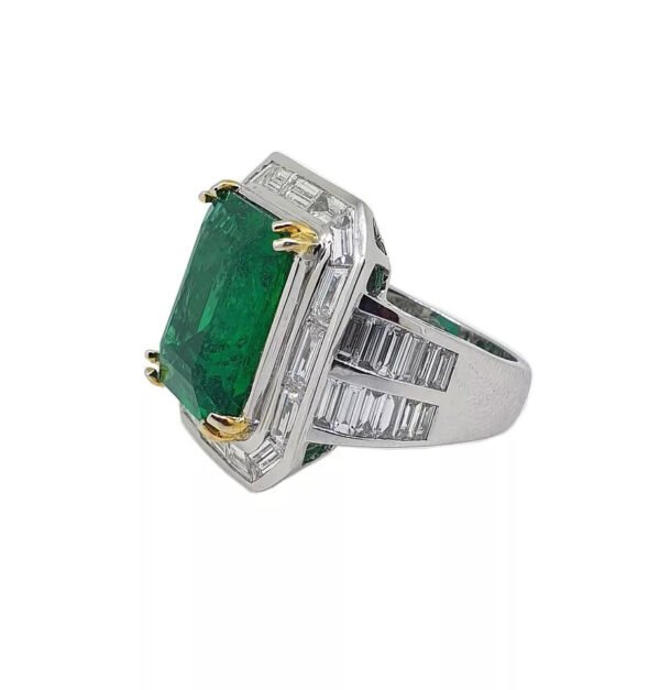 Important ANDREOLI High Jewellery 15 Ct. AAA Grade Emerald and Diamond Halo Ring