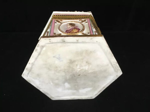 RARE SIGNED NEOPOLITAN CAPODIMONTE ROYAL JEWELRY TRINKET BOX - CIRCA 1770