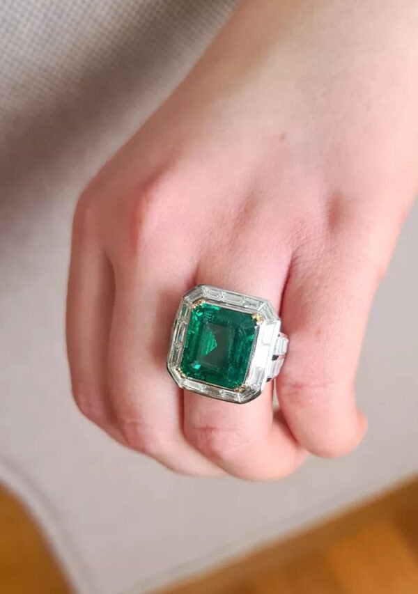 Important ANDREOLI High Jewellery 15 Ct. AAA Grade Emerald and Diamond Halo Ring