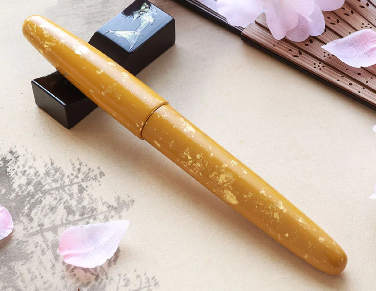 Wancher Dream Fountain Pen | Kyoto Urushi Kotoiro, Kinkakuji Temple Yellow Ochre