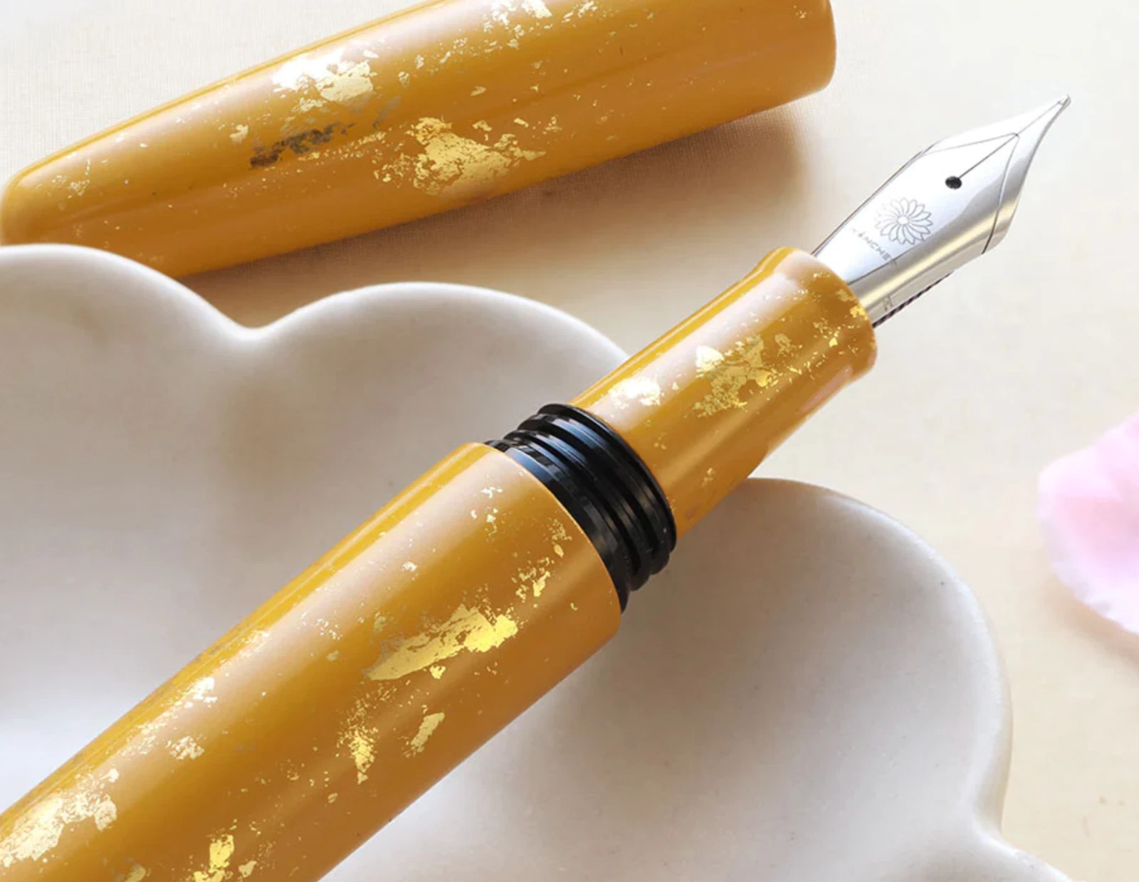Wancher Dream Fountain Pen | Kyoto Urushi Kotoiro, Kinkakuji Temple Yellow Ochre