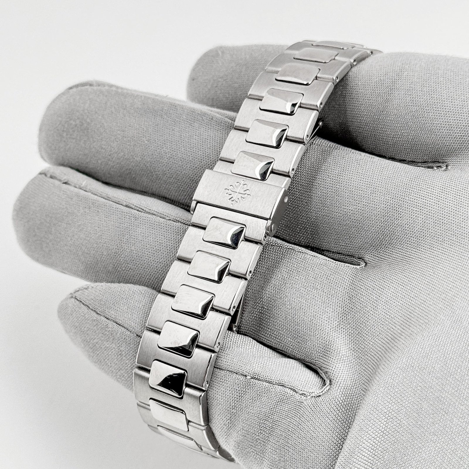 Patek Philippe Nautilus 3800/4G-001 White Gold White Dial Diamond Set (2004)